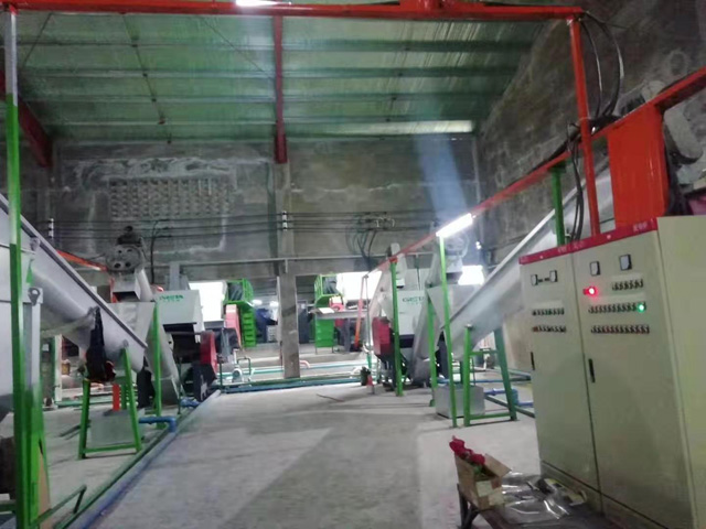 大型PET礦泉水瓶篩選、預洗、破碎、清洗 熱堿酸洗回收第二套大型生產線(POY級）